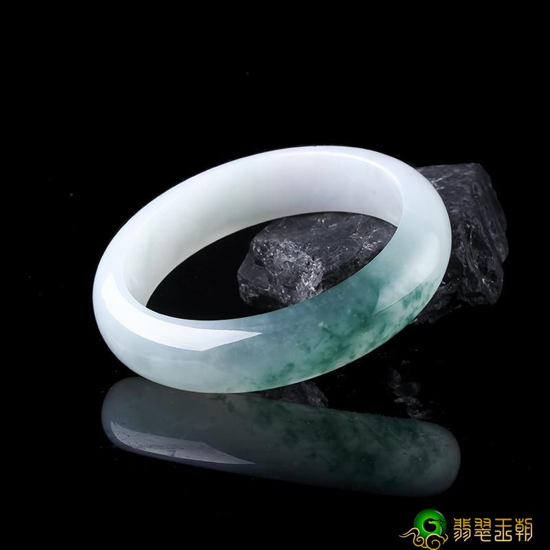 配戴翡翠镯子，紧点好還是松点好？翡翠镯子的购物指南在这儿！   第2张