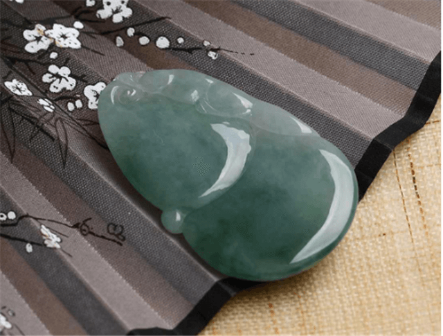 选购翡翠挂坠给小孩子佩戴，需要注意些什么？   第1张