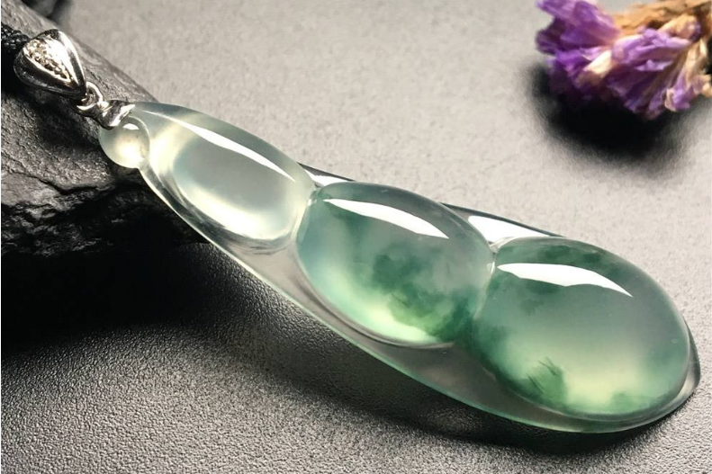 什么翡翠吊坠的寓意比较好?来看看这几种寓意丰富的翡翠吊坠 第3张