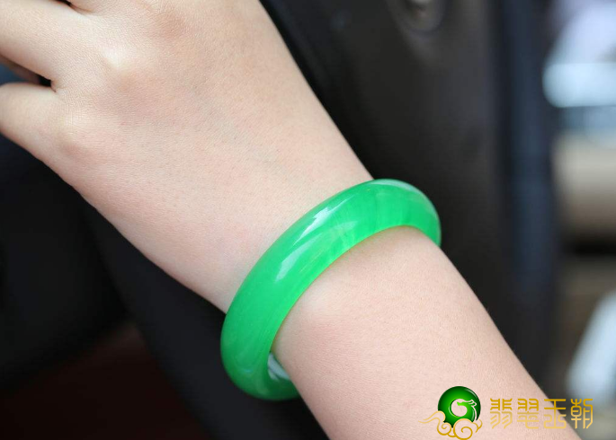 孕妈妈能够戴翡翠镯子嘛？要是是翡翠A货就可以配戴   第2张