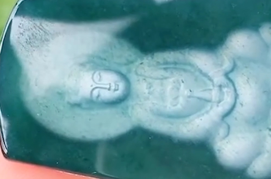 翡翠玉观音寓意和象征 翡翠玉观音如何去佩戴?佩戴方法有哪些？   第4张