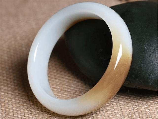 糖色的和田玉手镯显肤黑吗？看完之后恍然大悟！   第2张