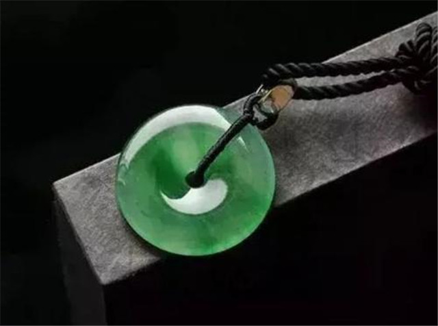 芙蓉种翡翠价格高吗？总结一下它的特点！   第2张