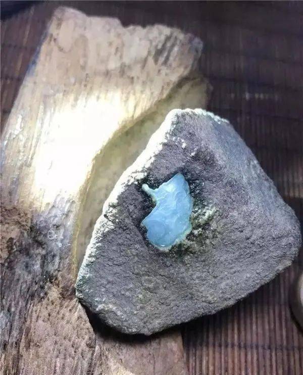 
                8000拿下一块莫西沙精品料，雕刻成品“鳄鱼”栩栩如生！
   第1张