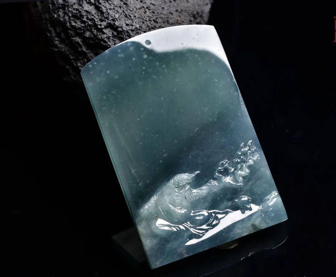 三块蓝水飘雪花棉的翡翠片料，设计集合了地海空，太有竟境了！  第9张