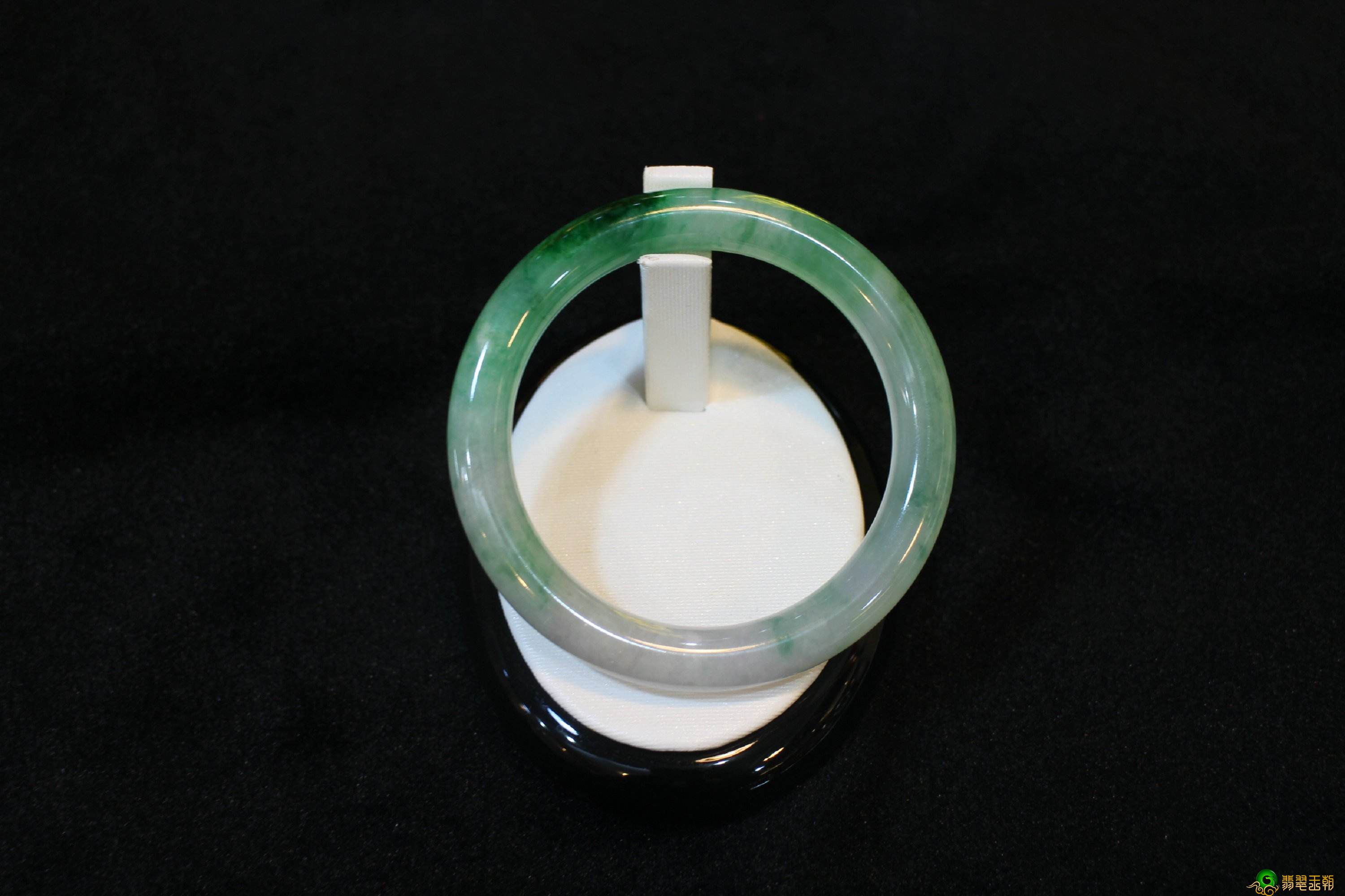 翡翠镯子怎样评定？下列详细介绍好多个简易的方式！   第3张