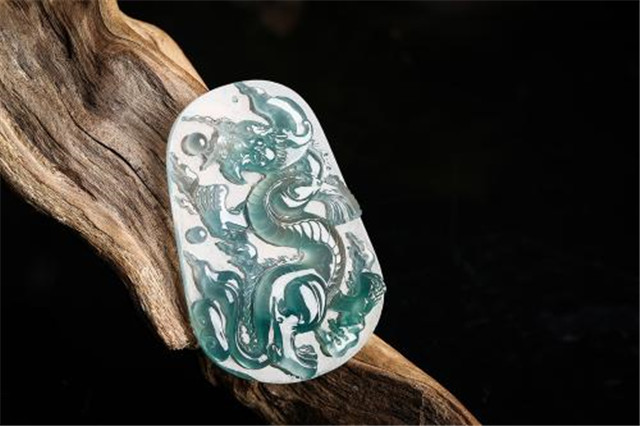 翡翠挂件价格高吗？教你如何挑选优质翡翠挂件！   第3张