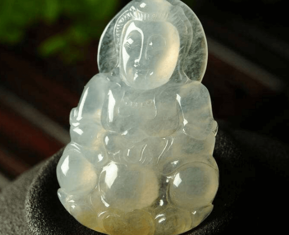 
                佩戴翡翠挂件有什么讲究？常见的翡翠挂件有什么寓意？
   第4张