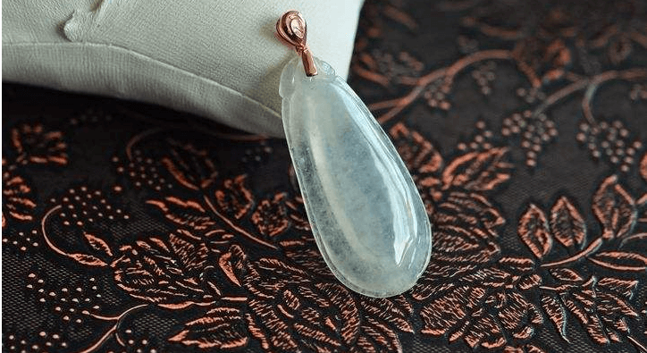 白翡翠吊坠价格会不会很贵？怎么挑？我用一篇文章告诉你！   第2张