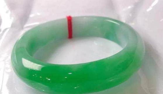 
                并非越复杂的翡翠越贵，有种素面翡翠，料子和品质都很完美
   第1张