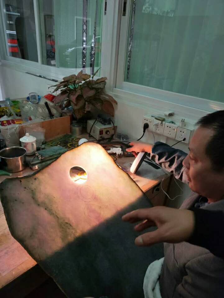 
                从原石到成品，了解翡翠平安扣的制作过程，虽朴实却有深刻寓意！
   第5张