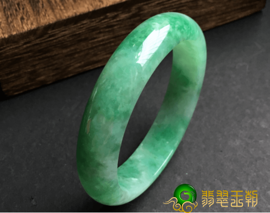翡翠镯子有什么样式？满绿糯种翡翠手镯价格是多少？   第2张