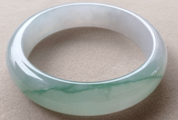 什么是翡翠的绺裂？翡翠有绺裂还有价值吗？(图文)   第2张