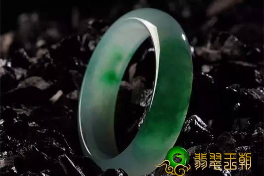 买翡翠除开看种、水、色以外，居然也要看它？   第7张