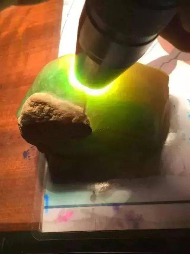 
                一块大马坎黄加绿翡翠原石，起货盼君荣归摆件，惊艳四座！
   第2张