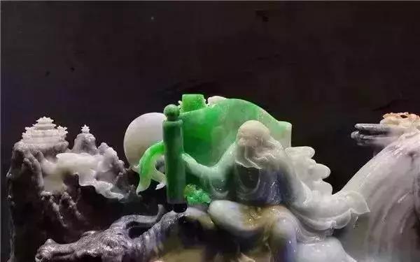 
                翡翠砖头料，大师雕刻给雕活了！！
   第5张