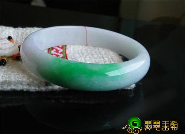 什么叫白色背景青翡翠？文中给你解疑释惑！   第2张