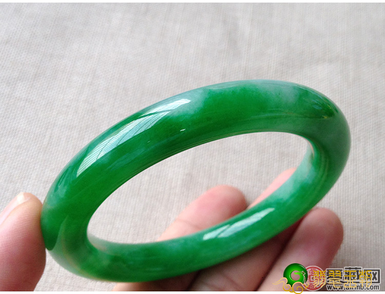 冰糯种白翡翠镯子制做工艺流程有什么 
