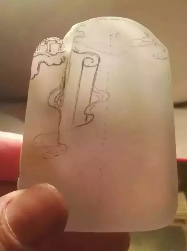 
                像猪蹄一样的翡翠原石，被雕成让人惊叹的罗汉，玉雕师服气了
   第4张