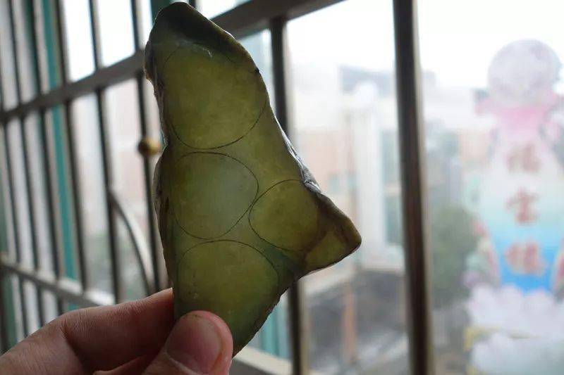 
                捡漏到一块不起眼的翡翠原石，竟切一堆黄翡弥勒佛，心里美滋滋的！
   第1张