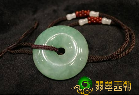 翡翠翡翠平安扣的喻意翡翠翡翠平安扣有什么喻意和戴法 第1张