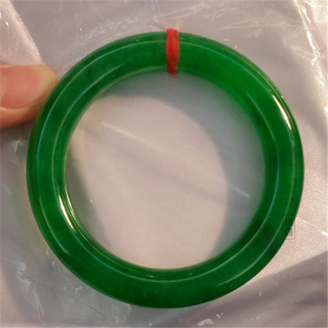 帝王绿翡翠价格是多少?它的价值可不菲!(图文) 第3张