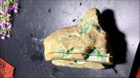 
                5万买下的翡翠原石，外壳布满松花，起货一套“梅兰竹菊”价值不菲！
   第1张