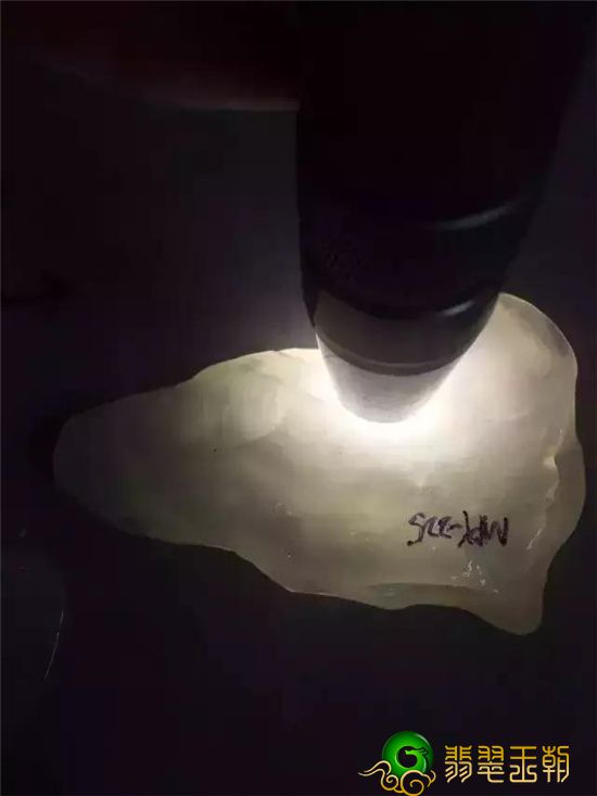 每个人都要想翡翠冰种，实际上冰糯种也很漂亮，看一下这两块料子就了解   第3张