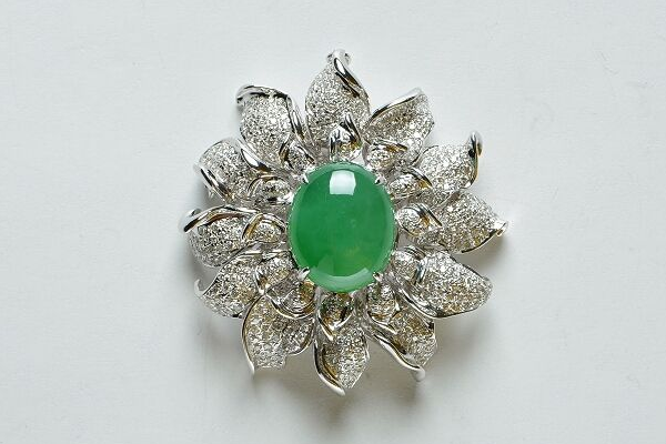 
                翡翠胸针能彰显品味，你知道如何选购和搭配么？
   第3张