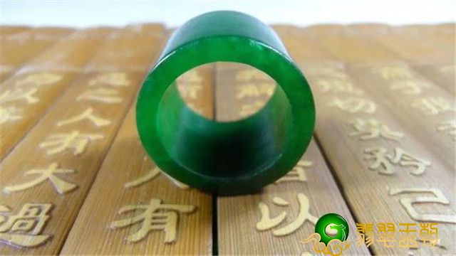 翡翠扳指价格高吗？讲一讲翡翠扳指的小知识！（上）   第1张