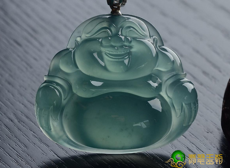 在选择翡翠玉佛的情况下，要是留意看这几个方面，确保给你选到最极致的玉佛。   第3张