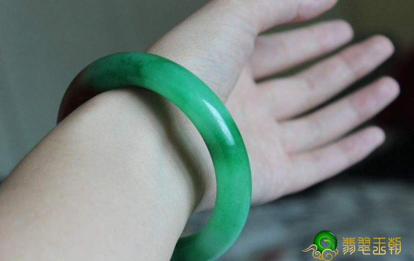 翡翠手镯如何挑选,教你挑选到珍品翡翠 第3张