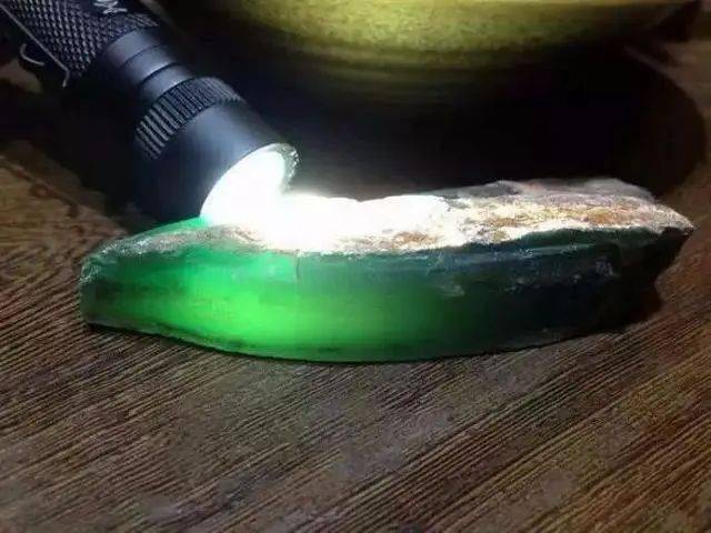 无意中淘到一块翡翠原石，设计一番后，成品让人感觉很特别！  第2张