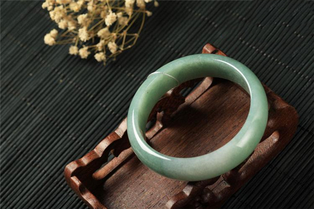 冰油种翡翠手镯值得买吗?如何保养冰油种翡翠手镯? 第2张