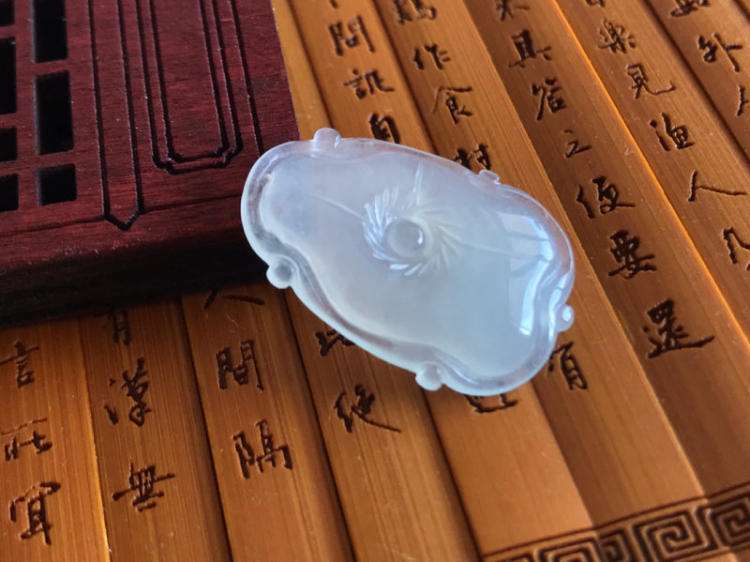 什么是白冰翡翠？白冰翡翠价格受什么影响？   第2张