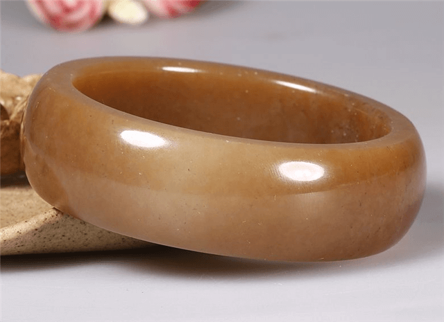 糖色的和田玉手镯显肤黑吗？看完之后恍然大悟！   第1张