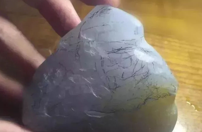 5000块的原石直接这样雕，这玉雕师也太大胆了～   第5张