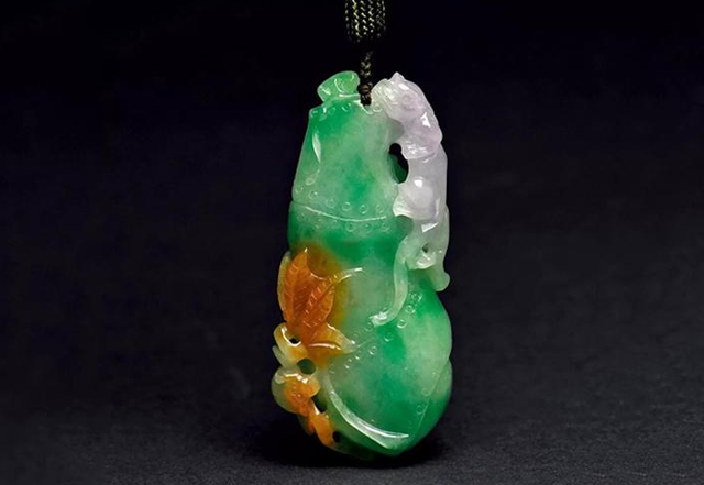 一些瑕疵很多翡翠，经过玉雕师的精雕细琢，展现出完美的自己   第4张