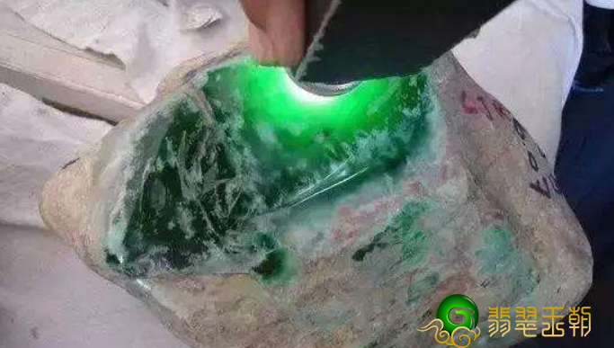 翡翠翡翠原石具备十分高的赏析使用价值，项目投资翡翠翡翠原石要注意什么？   第1张