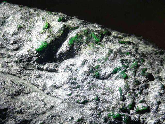 如何挑选翡翠原石 赌石技巧 