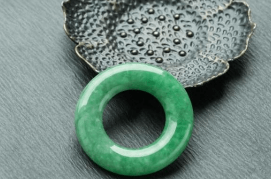 豆绿翡翠价格怎么样？为什么说豆绿翡翠是“平民翡翠”？   第3张