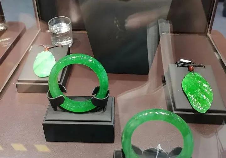 
                上亿的翡翠手镯长什么样？壕无人性！
   第2张