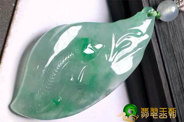 翡翠莲花寓意优雅与纯真，怪不得大家对于此事十分偏爱   第2张