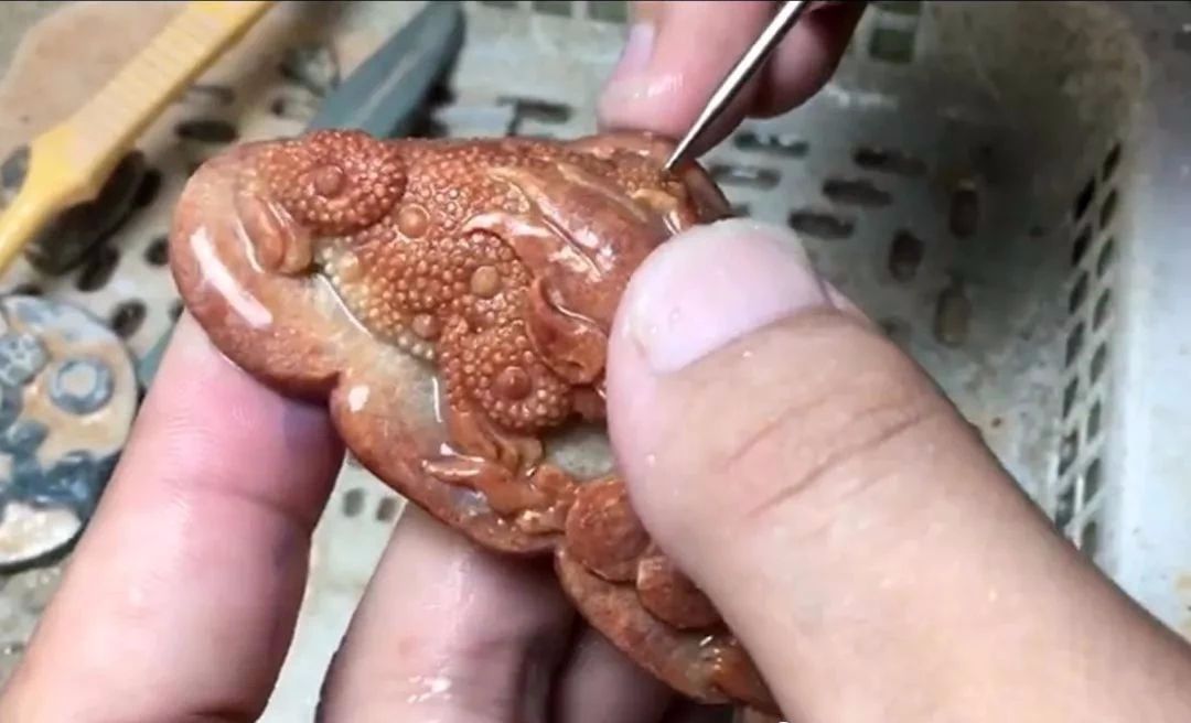 
                3500拿下的红翡原石，去皮干巴巴，雕刻后蜕变金蟾戏珠！
   第14张