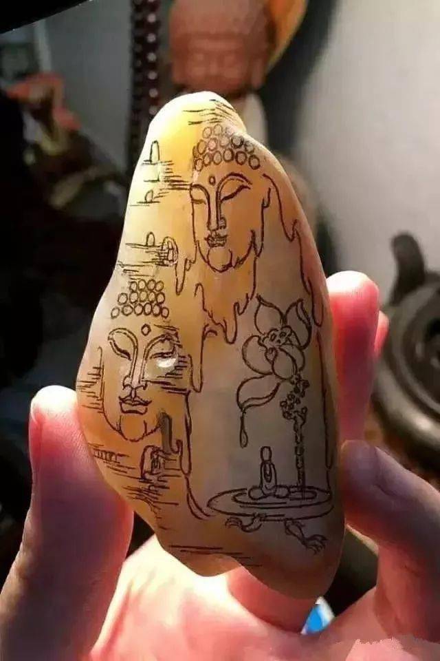 
                3800买的翡翠原石，雕琢后不愧是行走在刀尖上的艺术品啊！
   第5张