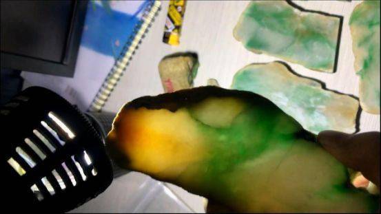 
                5万买下的翡翠原石，外壳布满松花，起货一套“梅兰竹菊”价值不菲！
   第5张