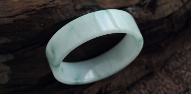 翡翠手镯断了怎么办？这些修复方法可能会帮到你！   第1张