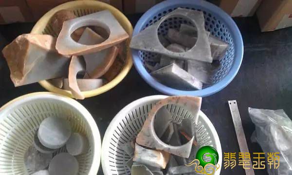 翡翠赌石明明已经涨了，这个步骤却让我的手镯出了裂。   第9张