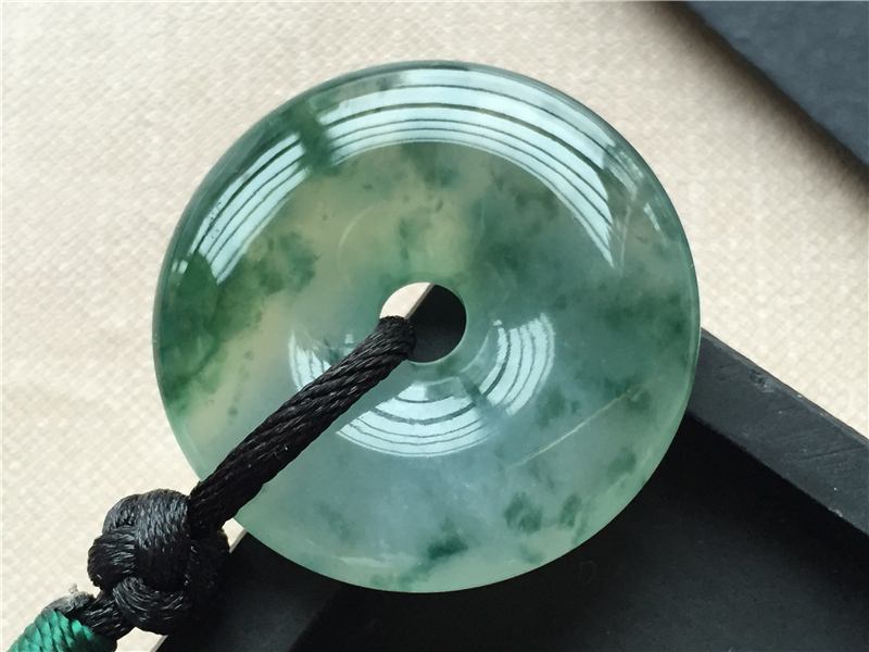 你们觉得冰种翡翠带底色好吗？如何评判冰种翡翠的好与坏？   第2张