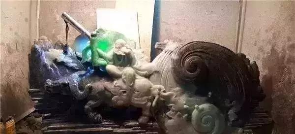 
                翡翠砖头料，大师雕刻给雕活了！！
   第4张